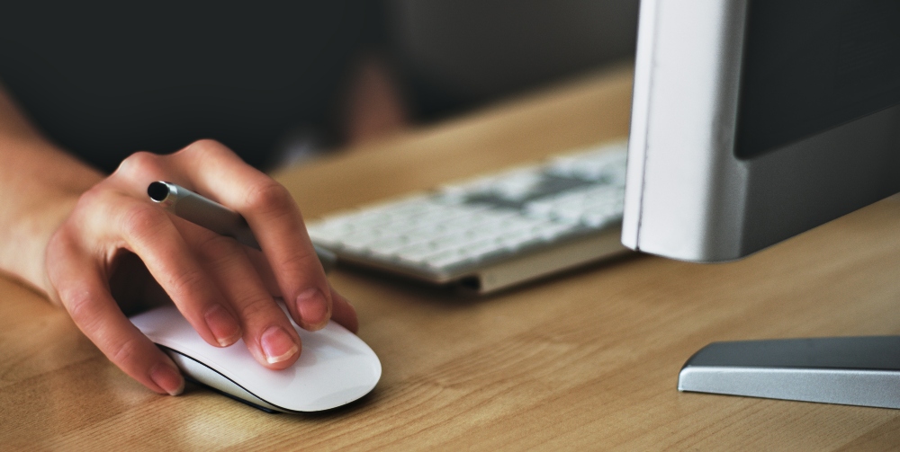 hand clicking mouse